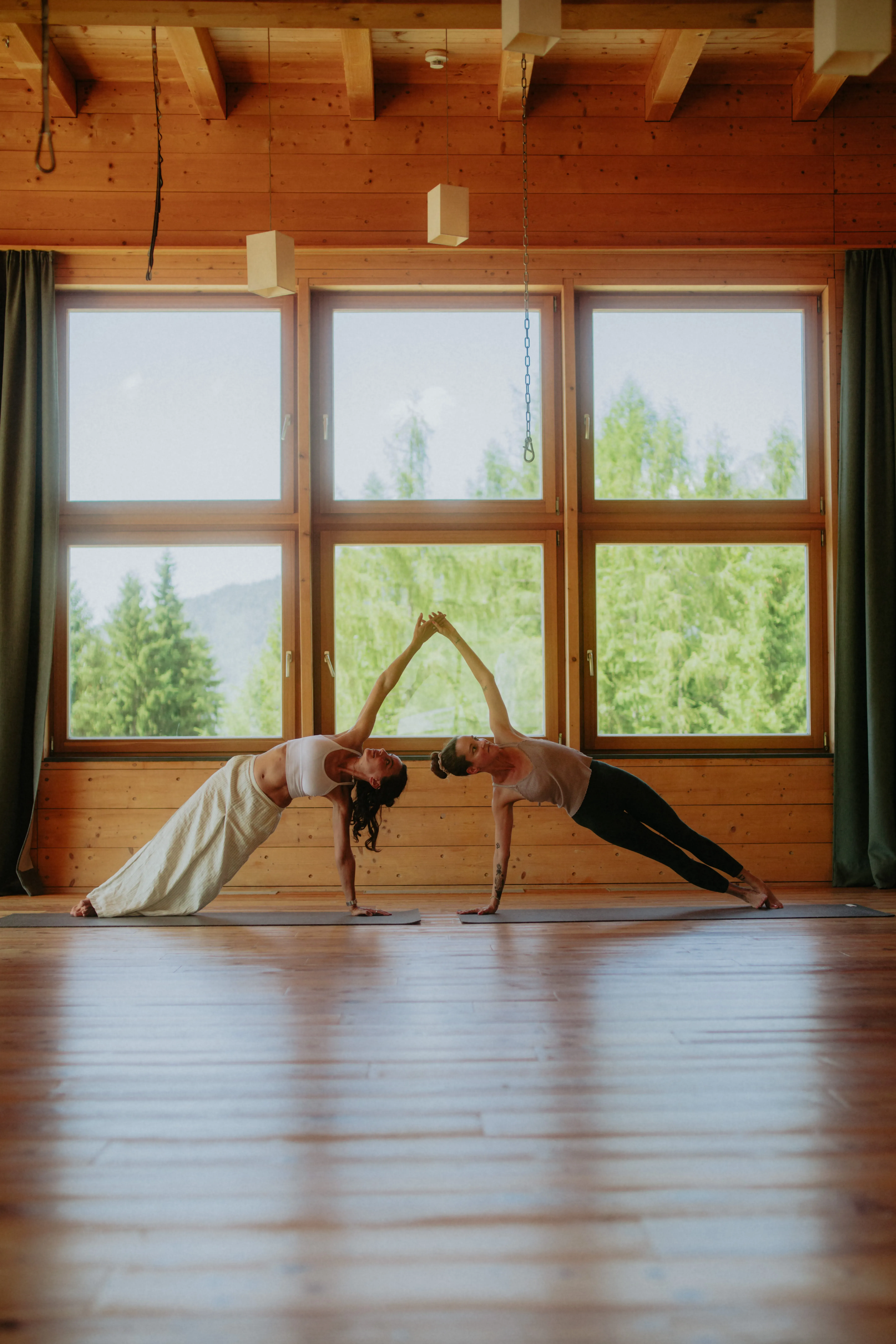 Vrouwen doen yoga in de relaxruimte