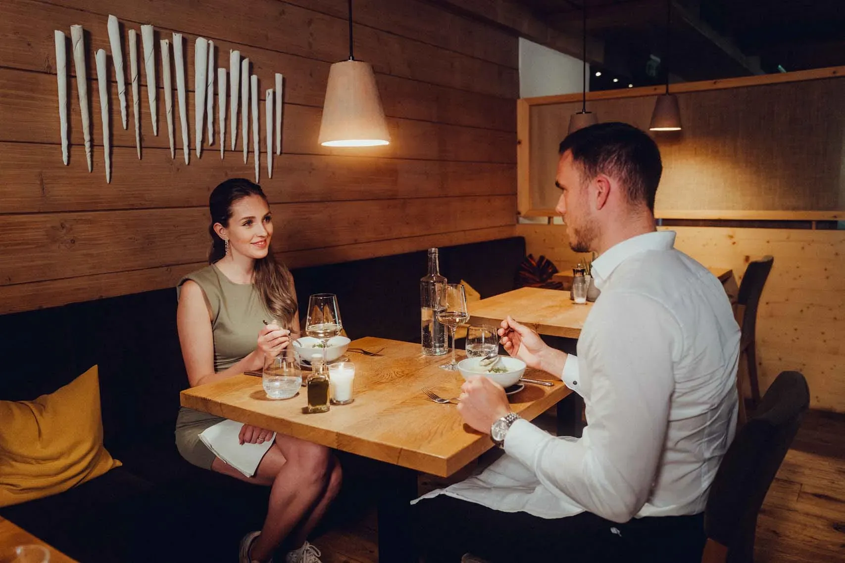 Verliefd stel tijdens het diner