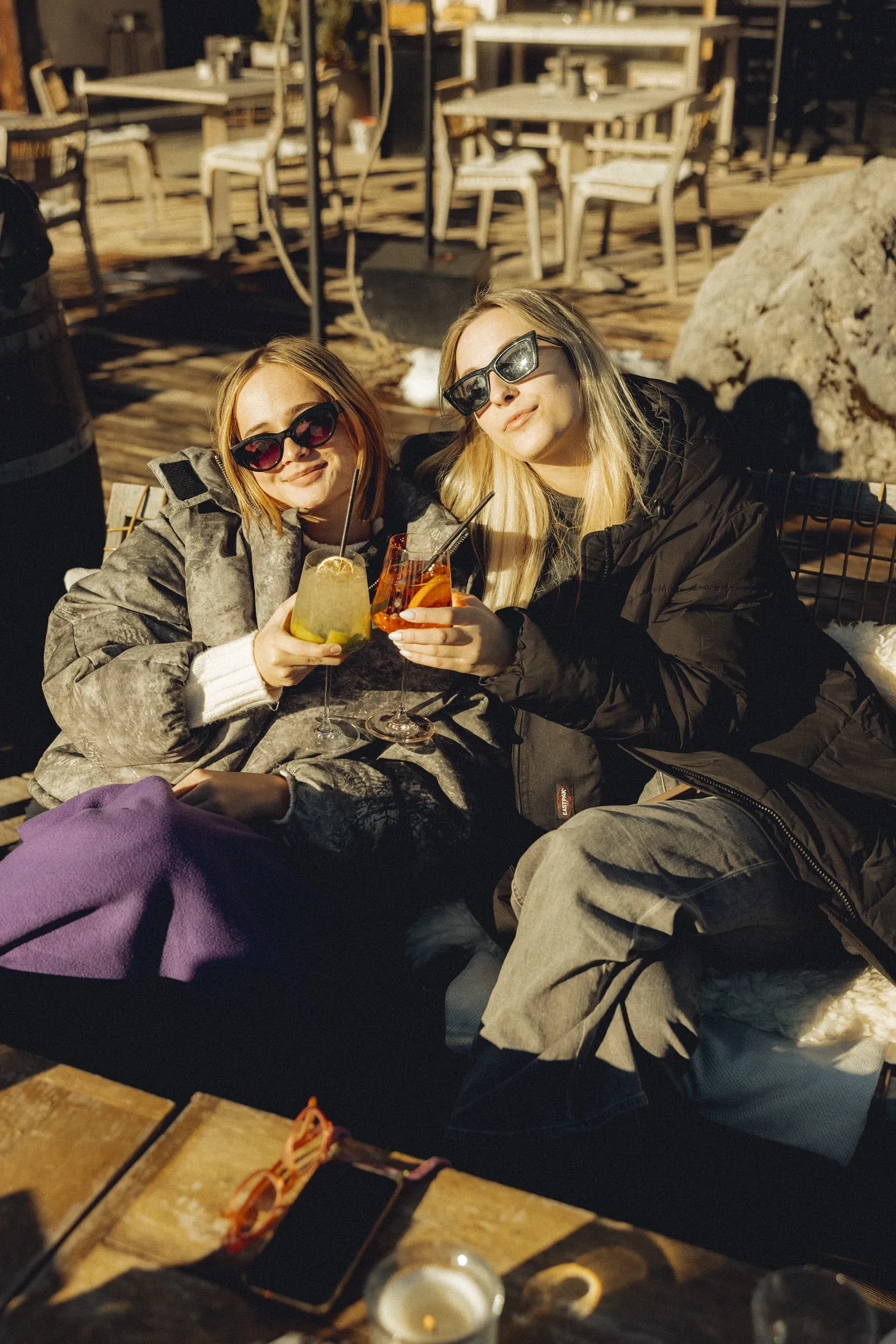 Vrouwen genieten van drankjes