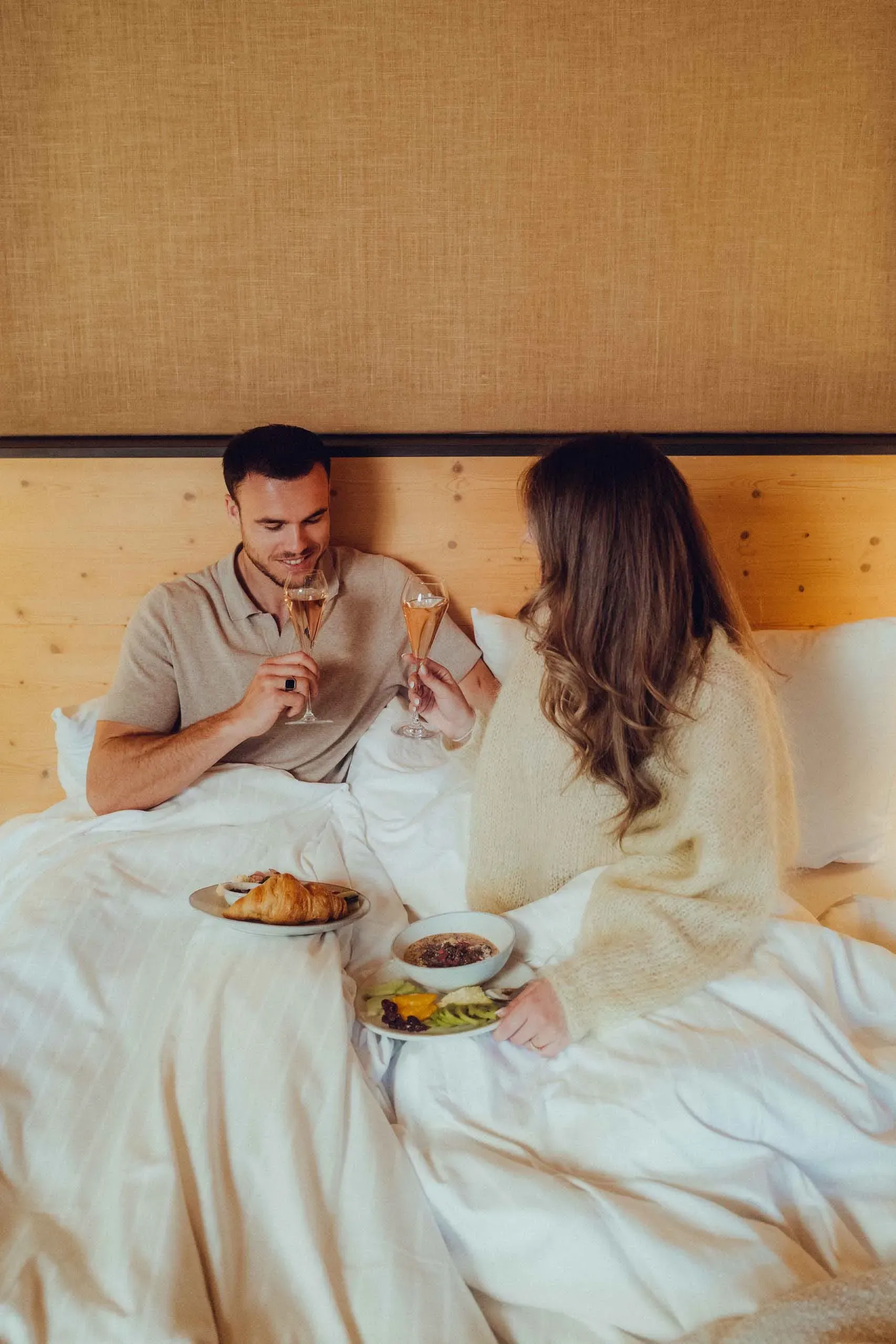 Verliefd stel geniet van ontbijt op bed