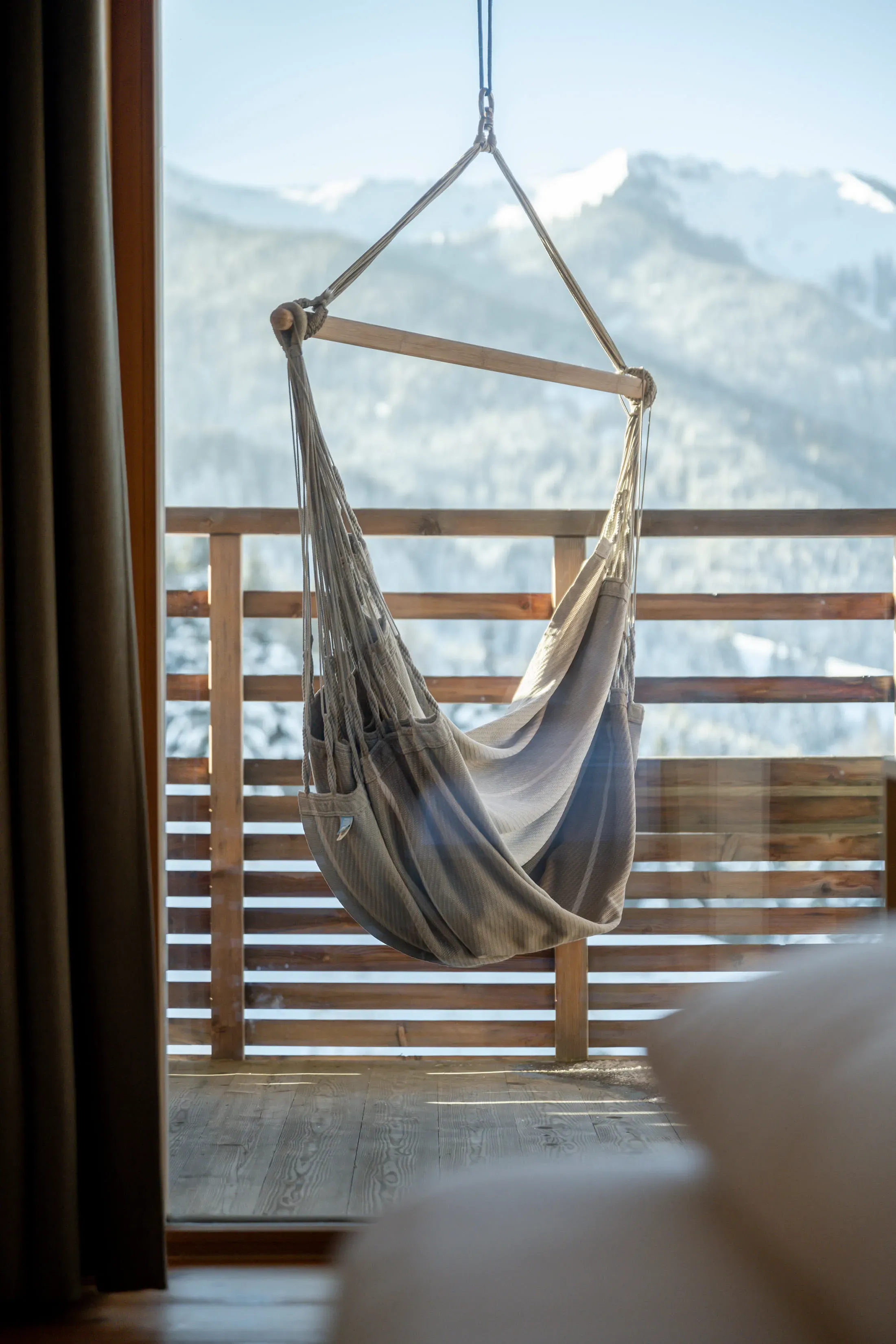 Hangstoel op het hotelbalkon