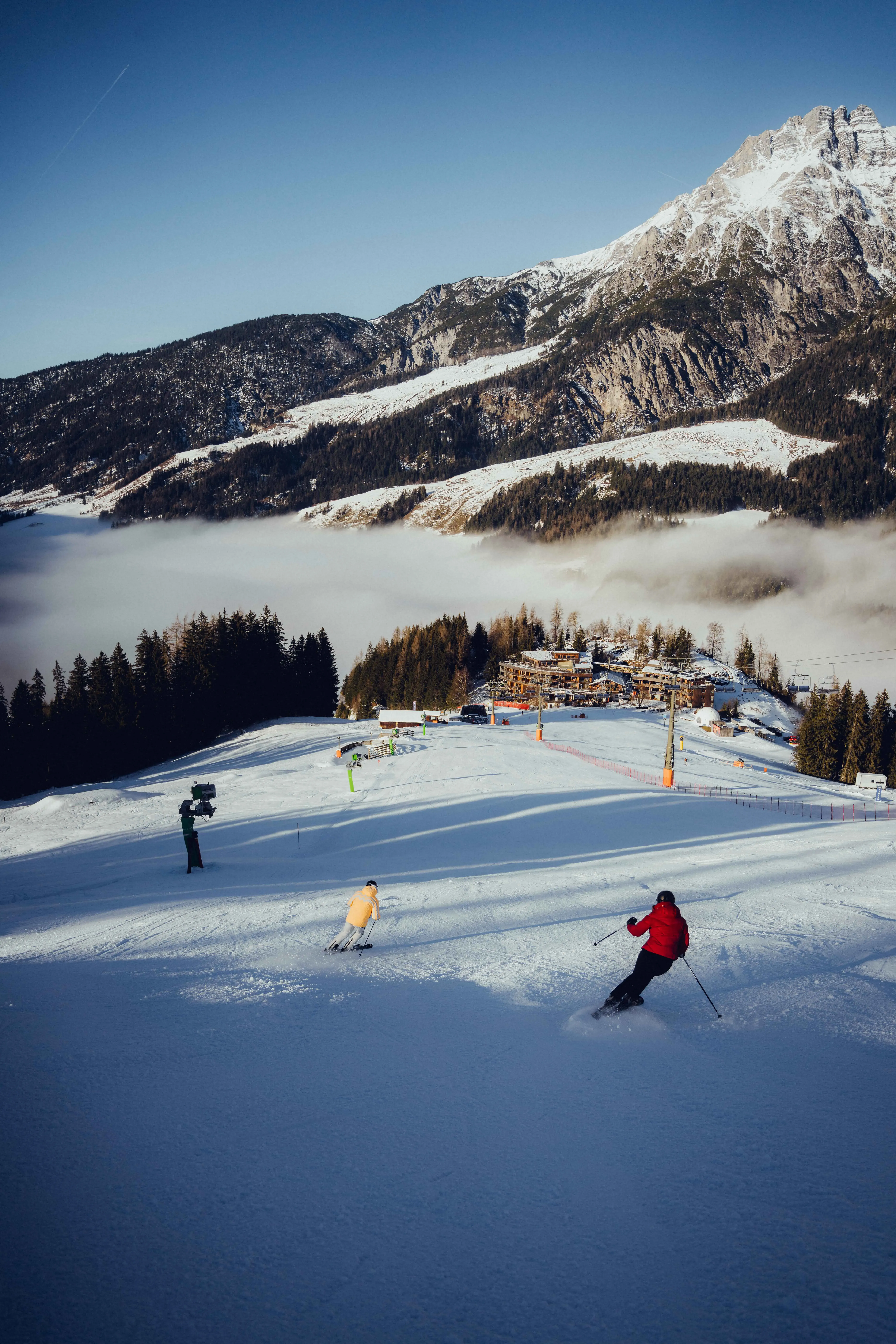 Hotel aan de skipiste met skiërs