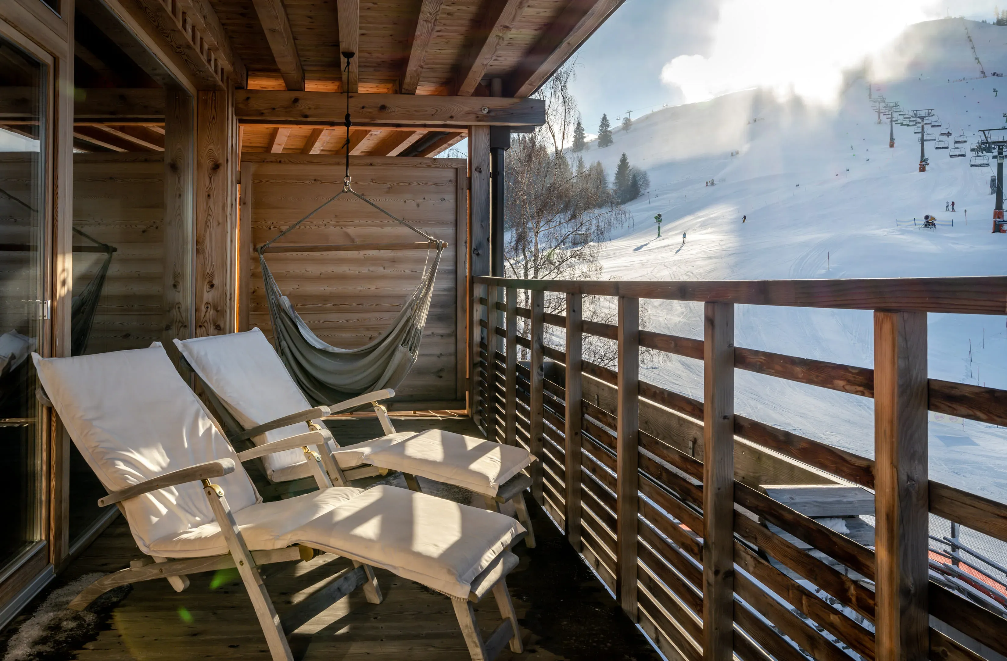 Ligstoelen op het hotelbalkon