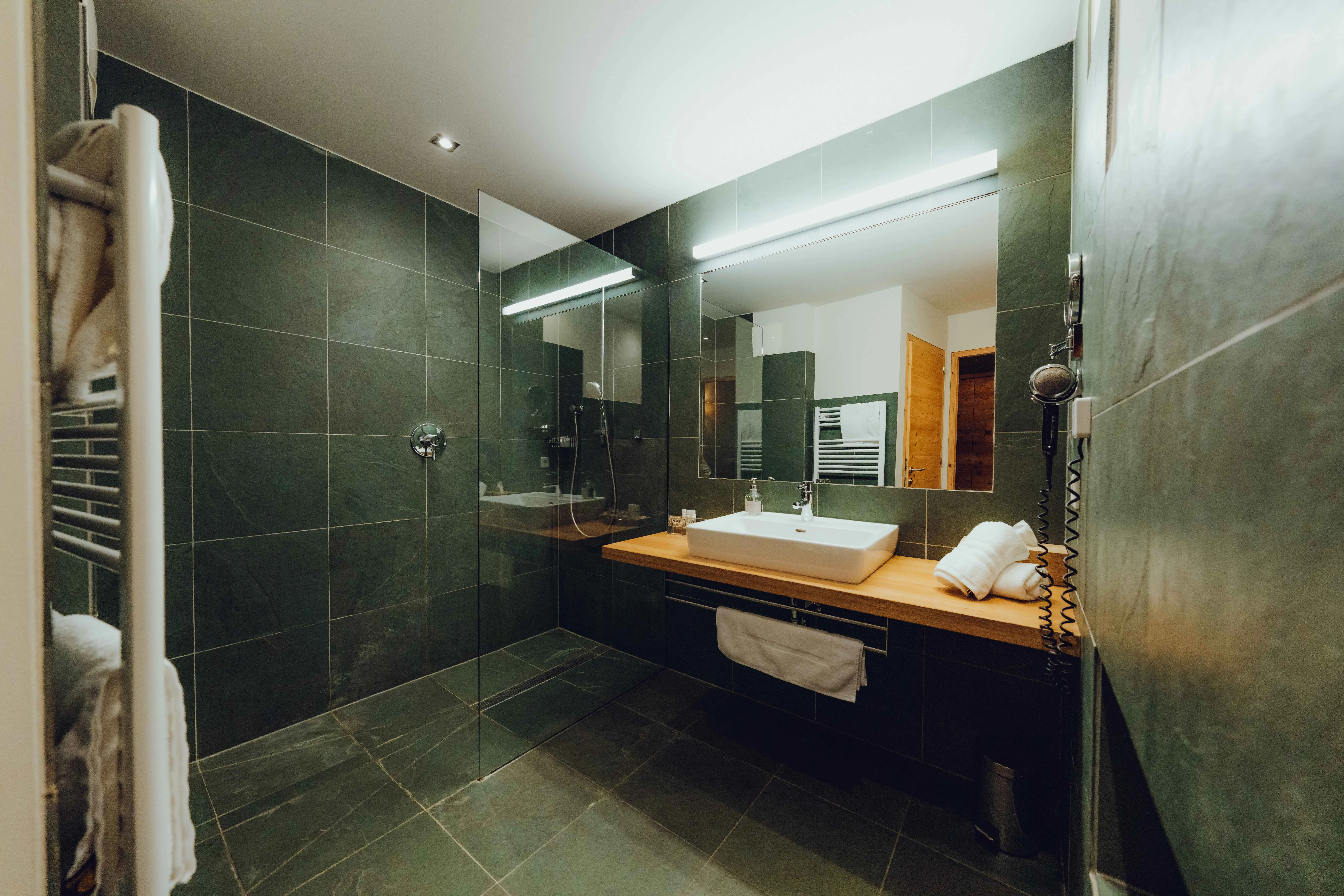 Hotelbadkamer met spiegel