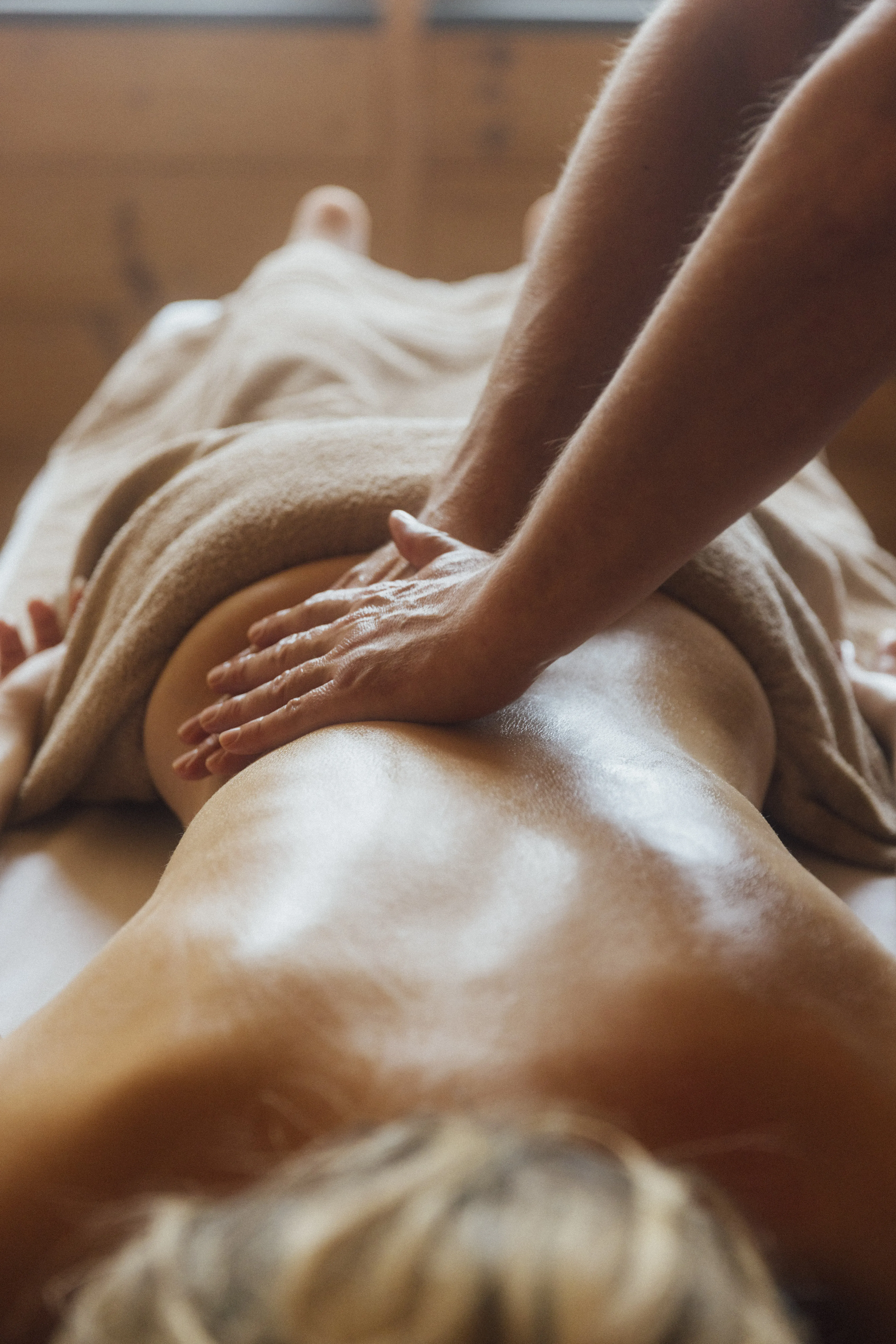 Vrouw geniet van een massage