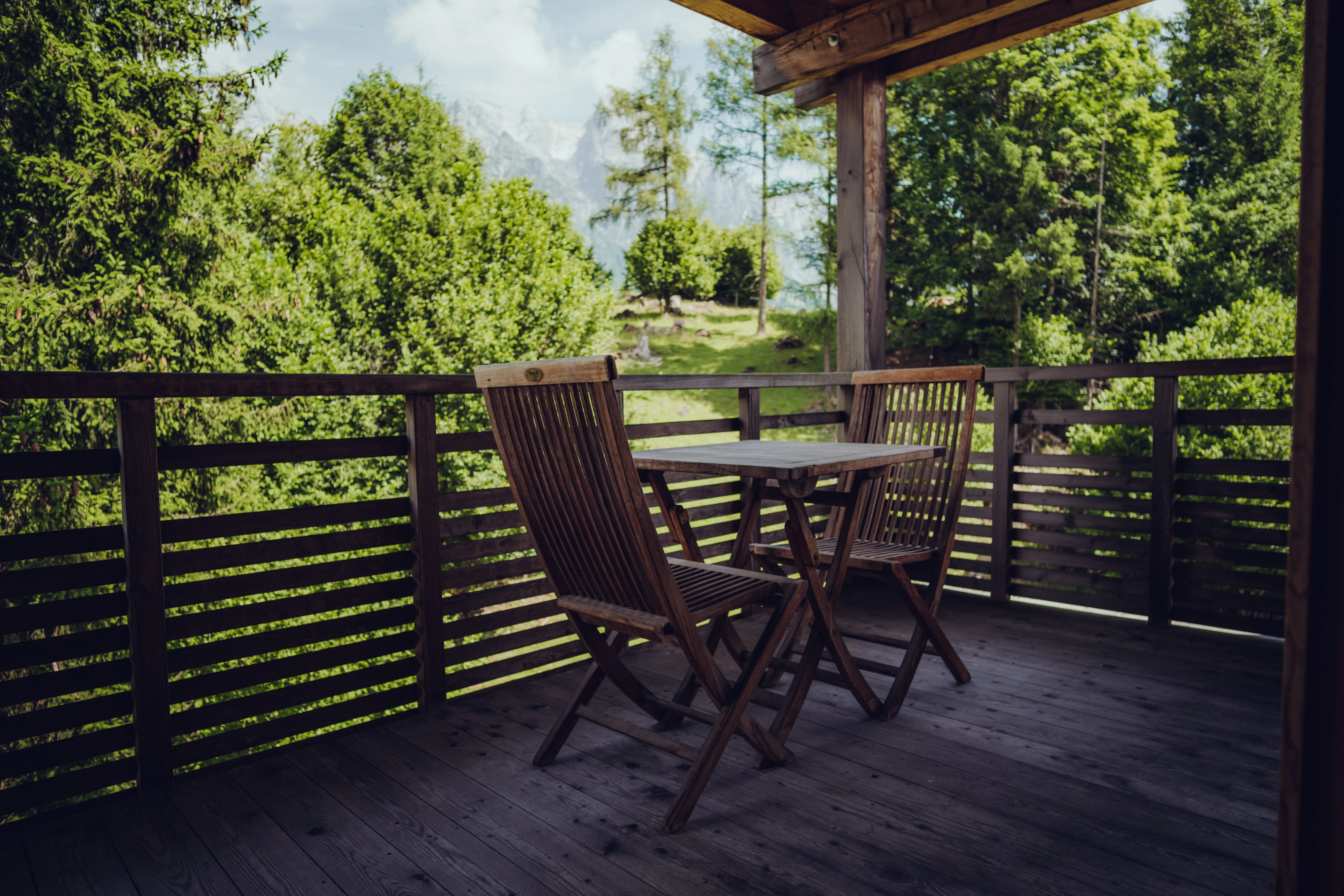 Hotelbalkon met balkonmeubels