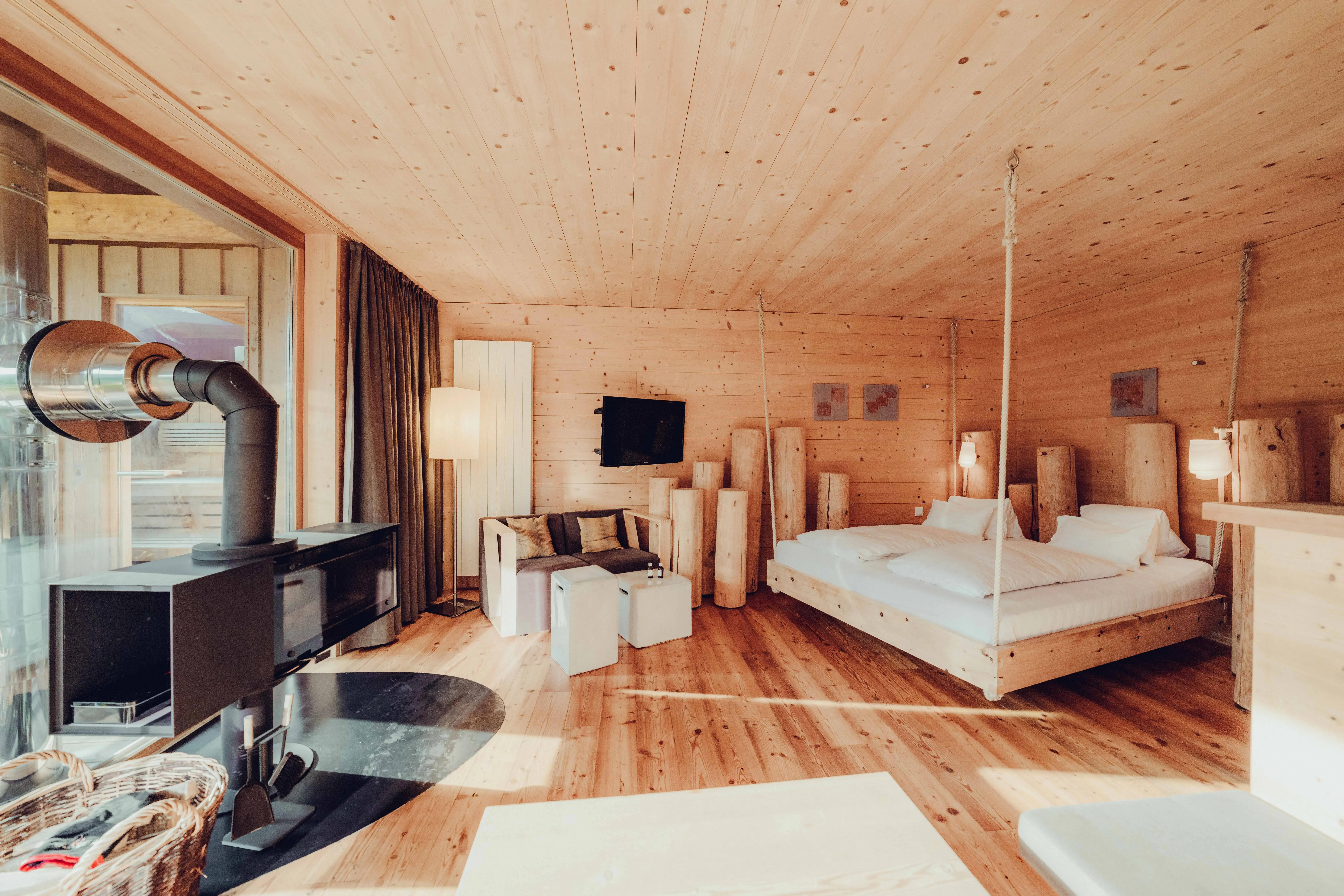 Hotelkamer met bedden van arvenhout