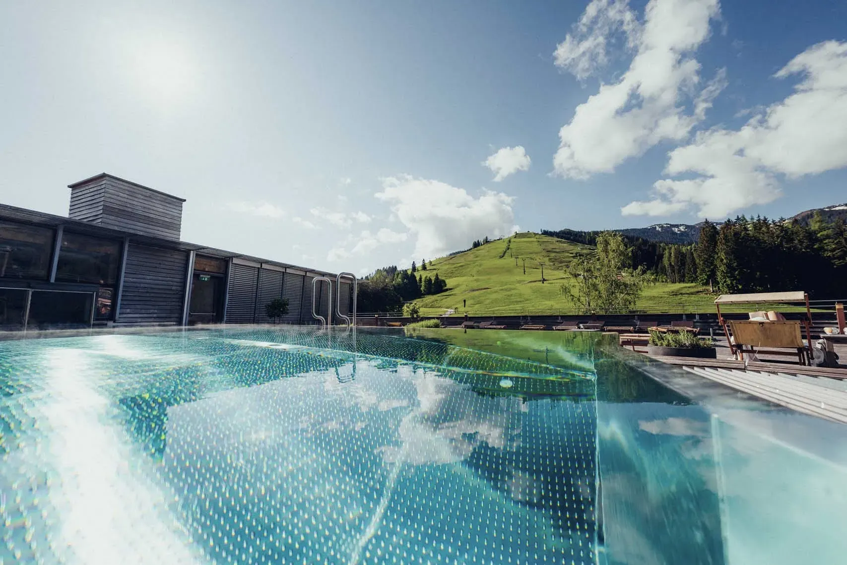 Rooftop pool met uitzicht